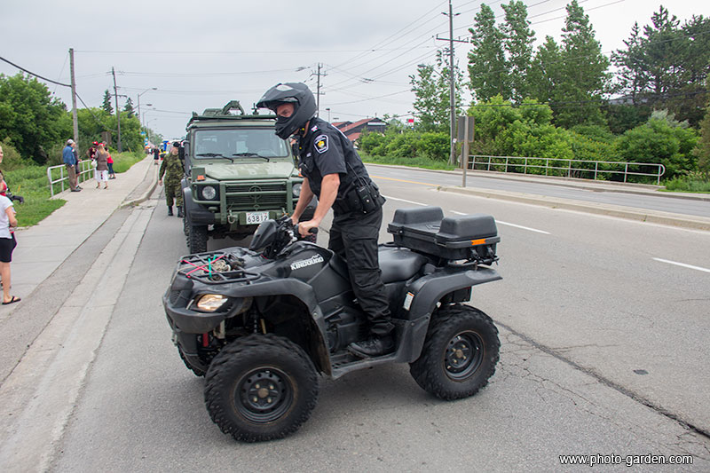 Канадская армия на дне города