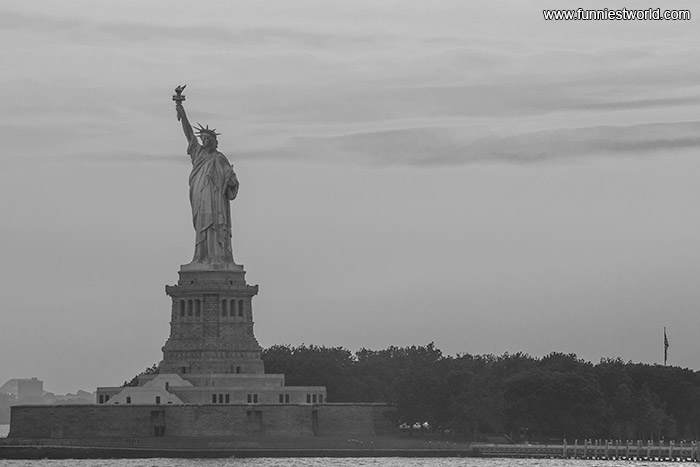 Черно белая статуя свободы