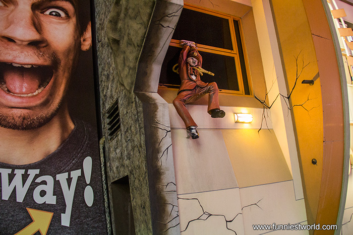 Человек прыгает из окна width=