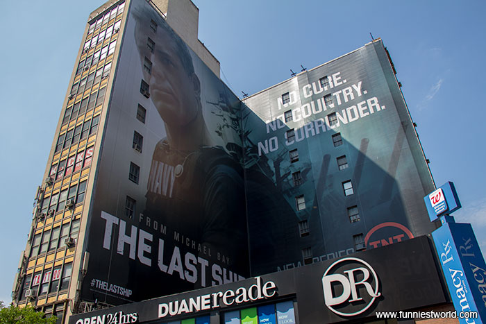 Огромная реклама на весь дом